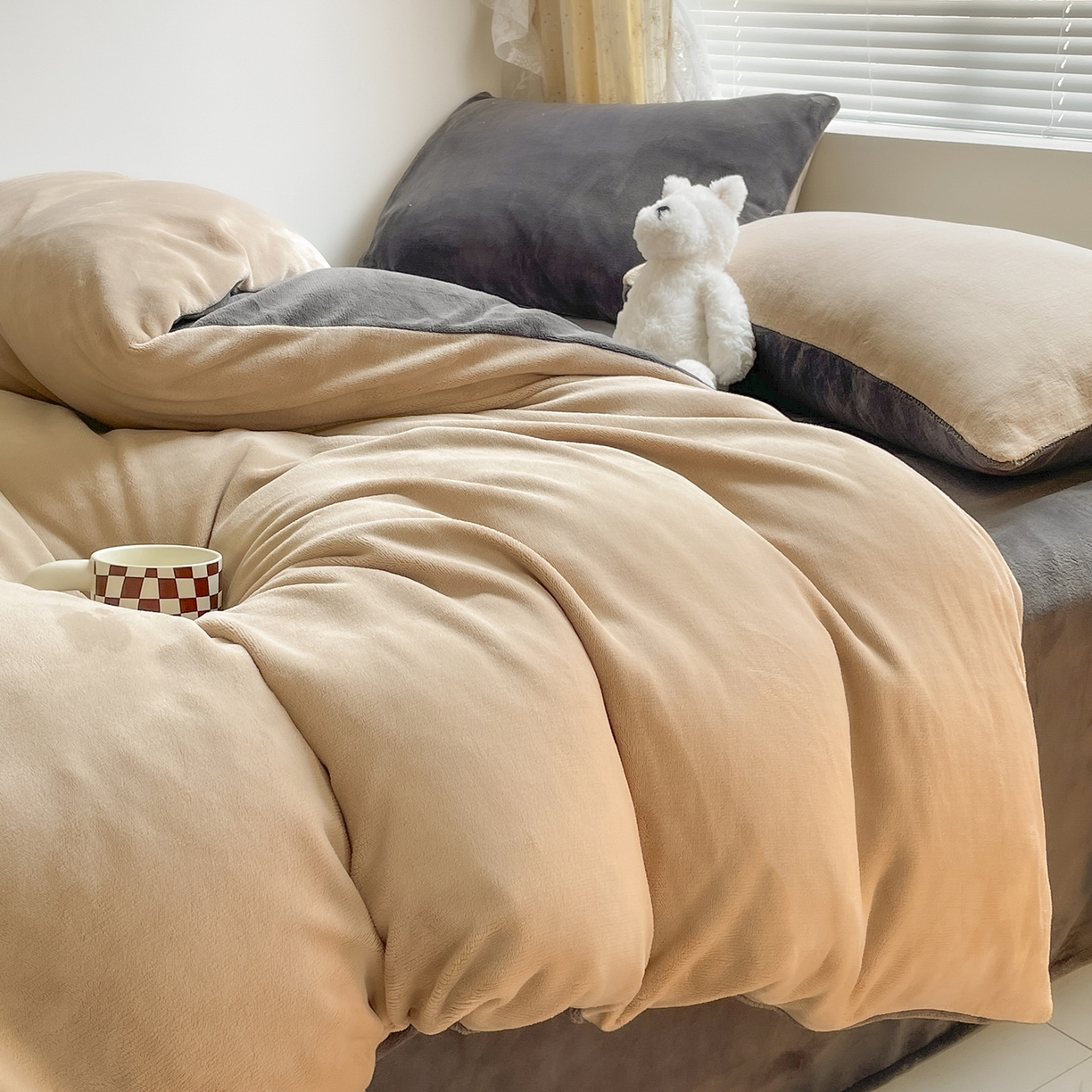 91家纺网 家纺一手货源 找家纺 蓝极人 2025新款纯色双拼牛奶绒四件套190克 奶咖+深灰