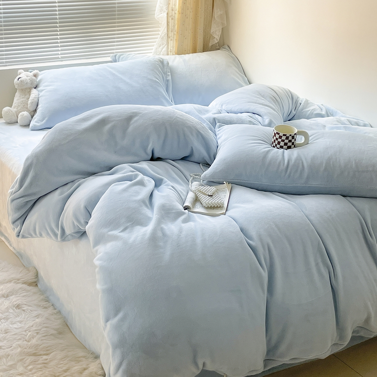 91家纺网 家纺一手货源 找家纺 蓝极人 2025新款纯色双拼牛奶绒四件套190克 浅蓝