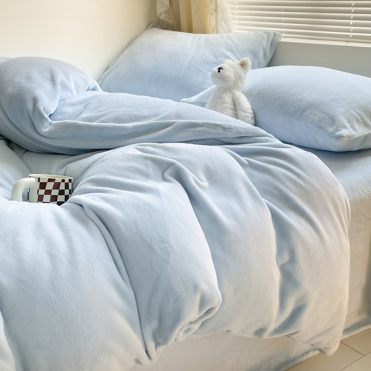 91家纺网 家纺一手货源 找家纺 蓝极人 2025新款纯色双拼牛奶绒四件套190克 浅蓝