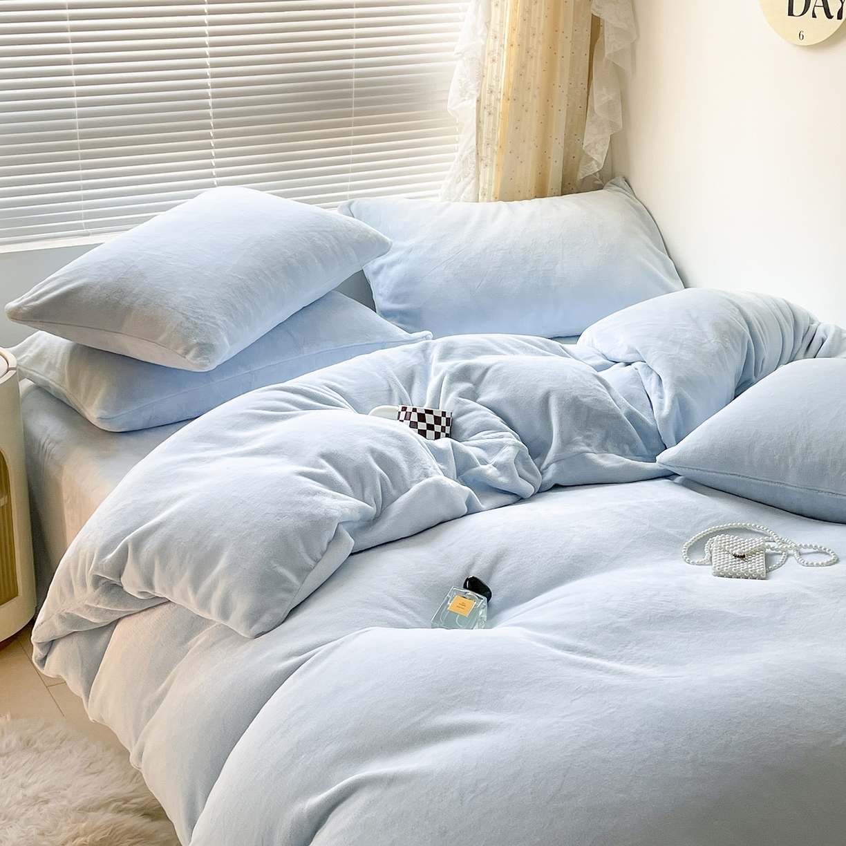 91家纺网 家纺一手货源 找家纺 蓝极人 2025新款纯色双拼牛奶绒四件套190克 浅蓝