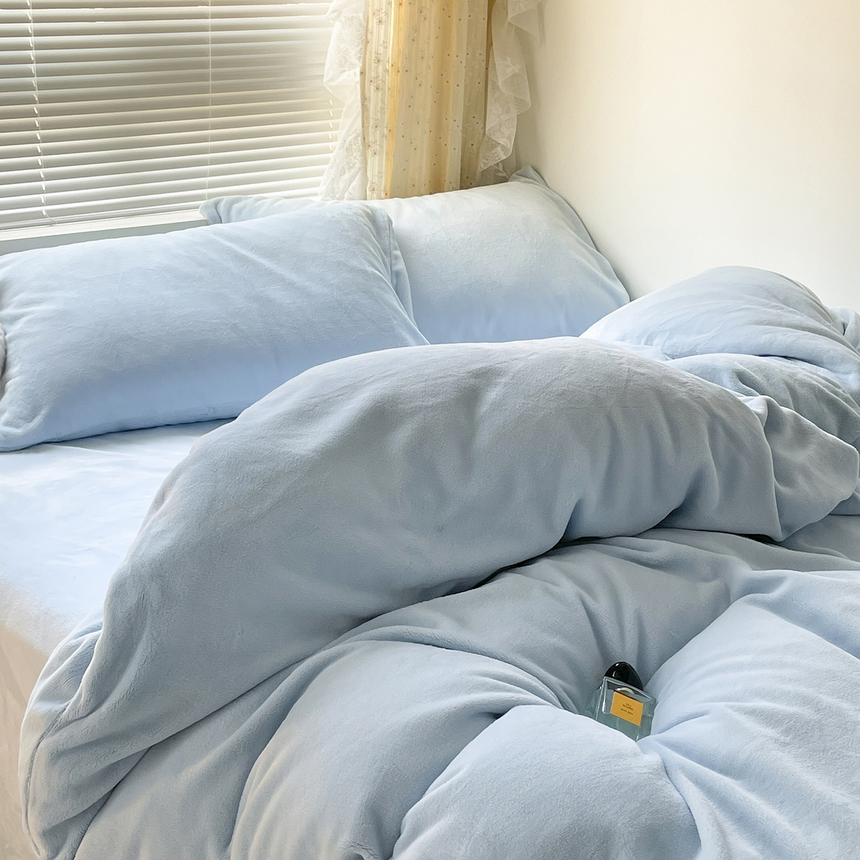 91家纺网 家纺一手货源 找家纺 蓝极人 2025新款纯色双拼牛奶绒四件套190克 浅蓝