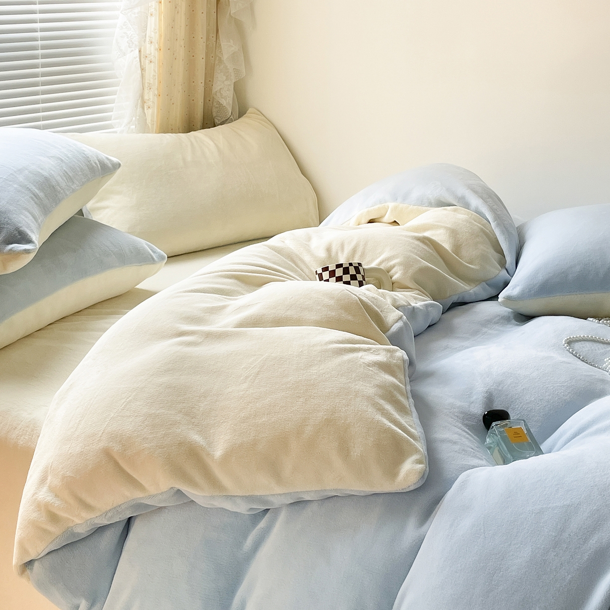 91家纺网 家纺一手货源 找家纺 蓝极人 2025新款纯色双拼牛奶绒四件套190克 浅蓝+奶黄