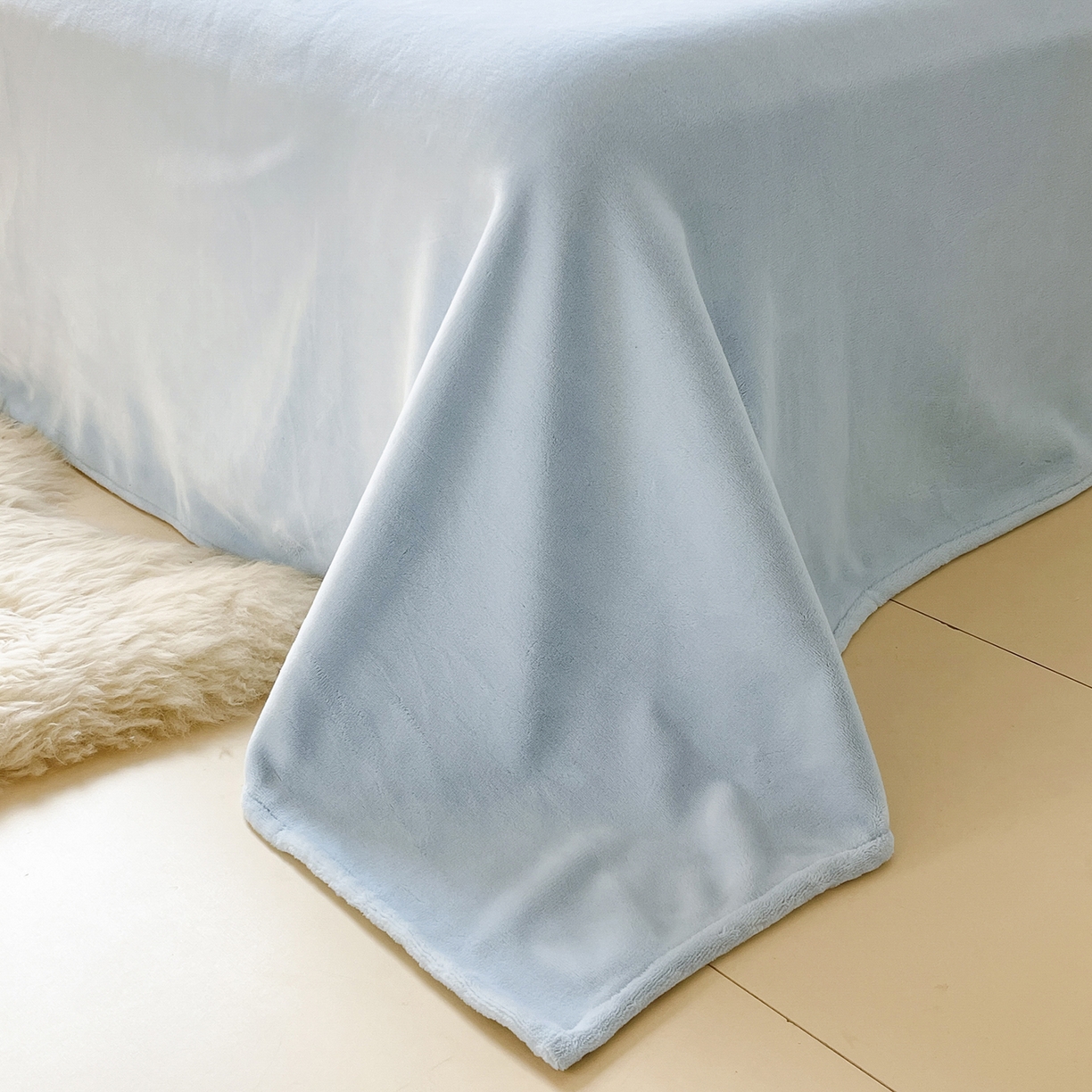 91家纺网 家纺一手货源 找家纺 蓝极人 2025新款纯色双拼牛奶绒四件套190克 浅蓝+奶黄