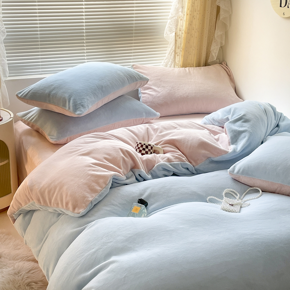 91家纺网 家纺一手货源 找家纺 蓝极人 2025新款纯色双拼牛奶绒四件套190克 浅蓝+桃粉