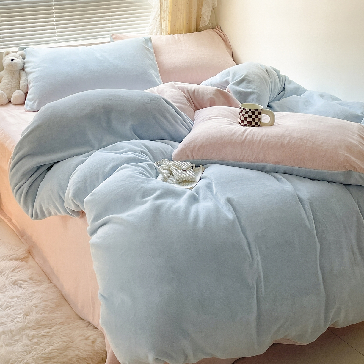 91家纺网 家纺一手货源 找家纺 蓝极人 2025新款纯色双拼牛奶绒四件套190克 浅蓝+桃粉