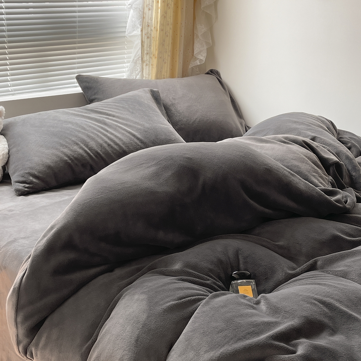 91家纺网 家纺一手货源 找家纺 蓝极人 2025新款纯色双拼牛奶绒四件套190克 深灰