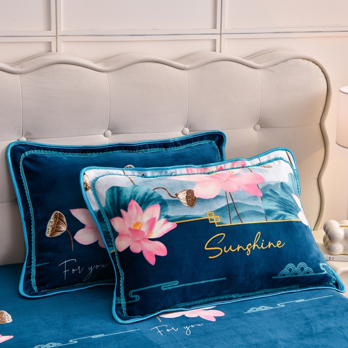 91家纺网 家纺一手货源 找家纺 绒宴 2025新款8.5斤牛奶绒金貂法莱绒床裙款保暖四件套 一莲幽梦