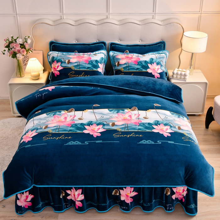 91家纺网 家纺一手货源 找家纺 绒宴 2025新款8.5斤牛奶绒金貂法莱绒床裙款保暖四件套 一莲幽梦