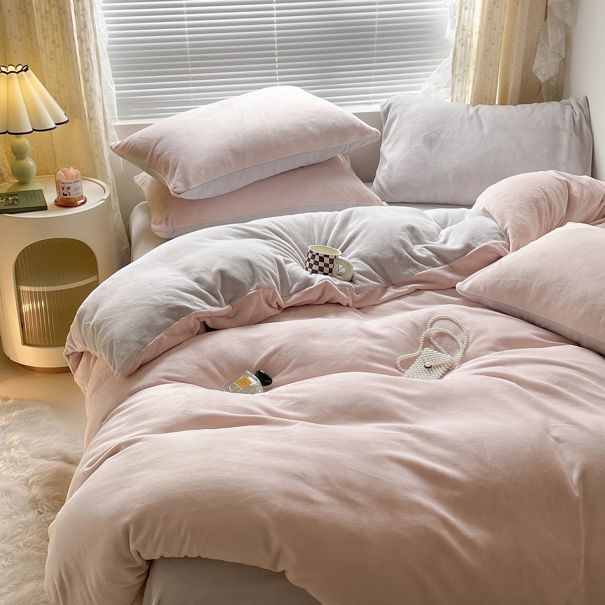 91家纺网 家纺一手货源 找家纺 蓝极人 2025新款纯色双拼牛奶绒四件套190克 桃粉+米灰