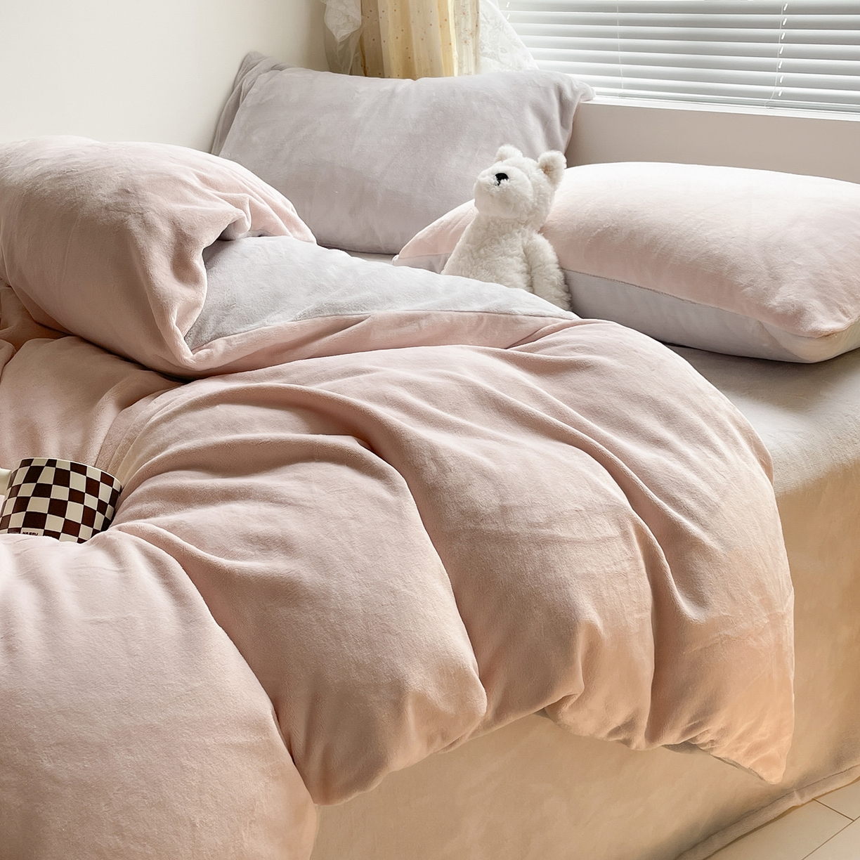 91家纺网 家纺一手货源 找家纺 蓝极人 2025新款纯色双拼牛奶绒四件套190克 桃粉+米灰