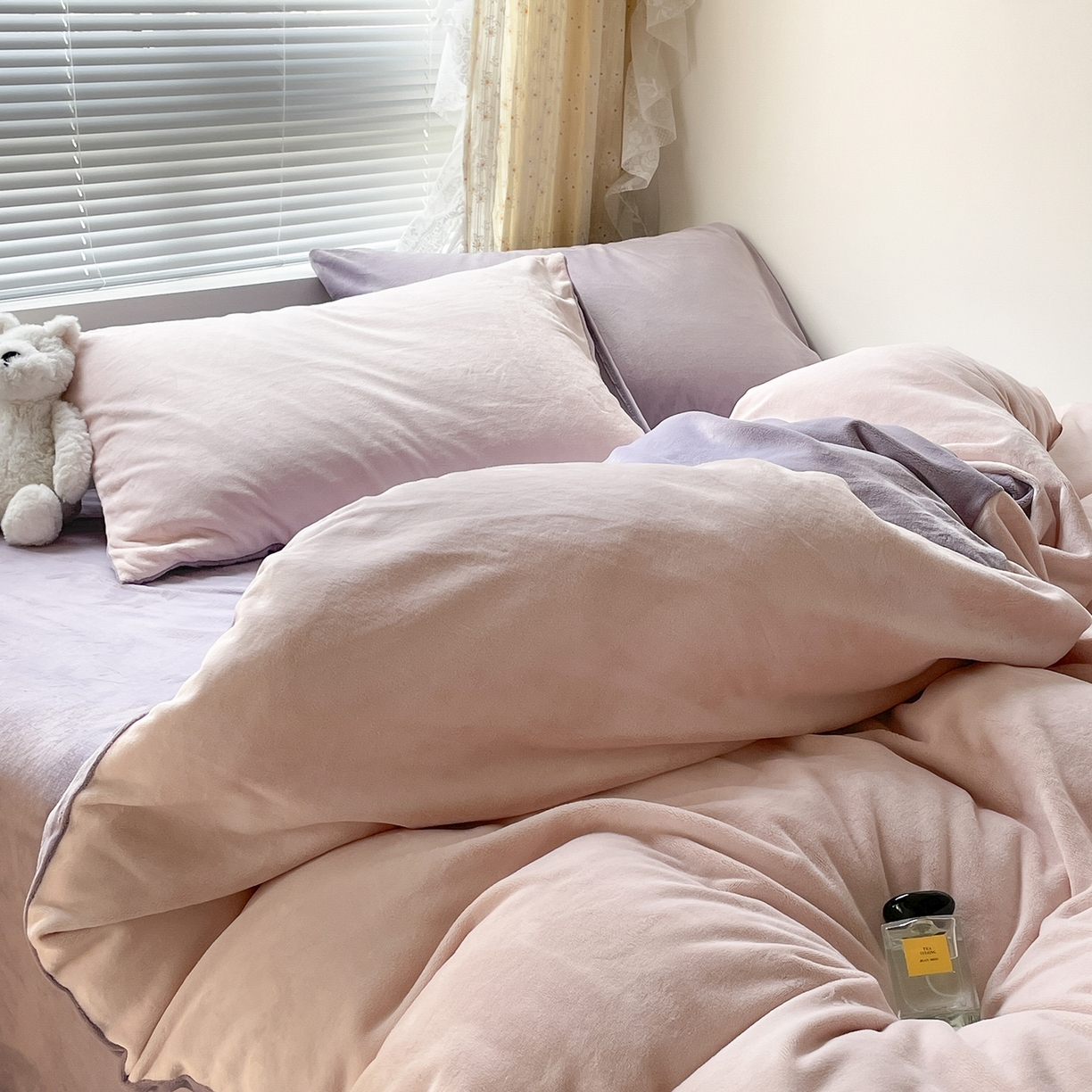 91家纺网 家纺一手货源 找家纺 蓝极人 2025新款纯色双拼牛奶绒四件套190克 桃粉+浅紫