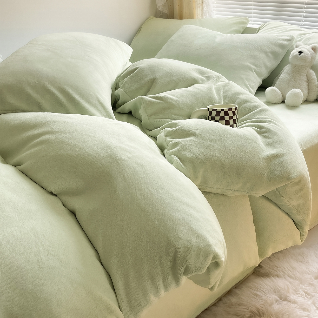 91家纺网 家纺一手货源 找家纺 蓝极人 2025新款纯色双拼牛奶绒四件套190克 芽绿