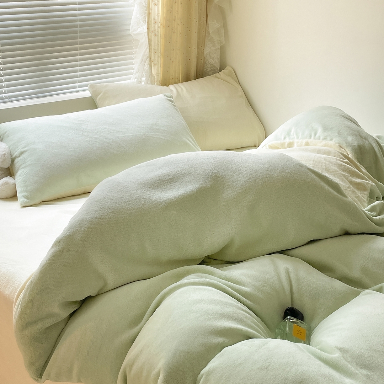 91家纺网 家纺一手货源 找家纺 蓝极人 2025新款纯色双拼牛奶绒四件套190克 芽绿+奶黄