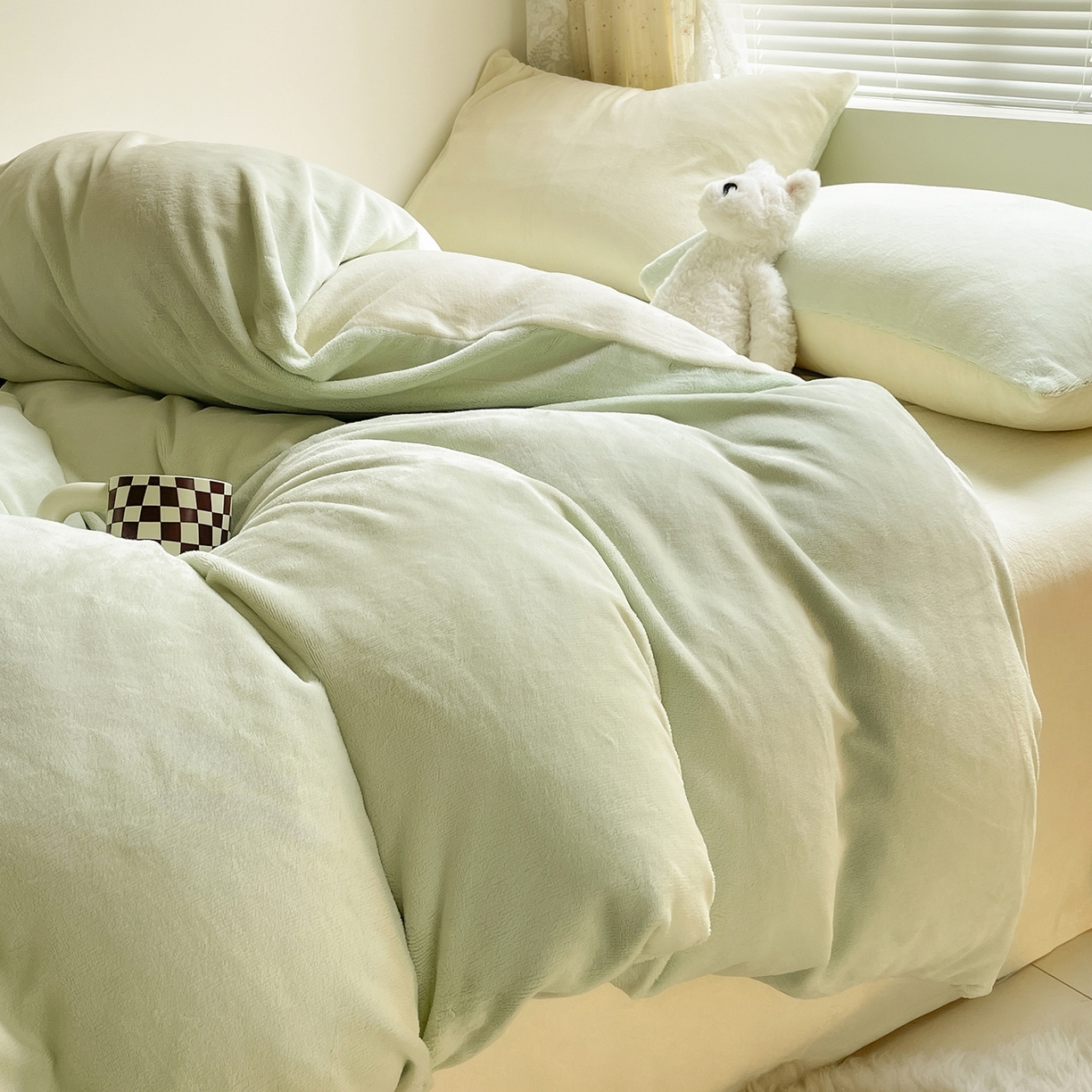 91家纺网 家纺一手货源 找家纺 蓝极人 2025新款纯色双拼牛奶绒四件套190克 芽绿+奶黄