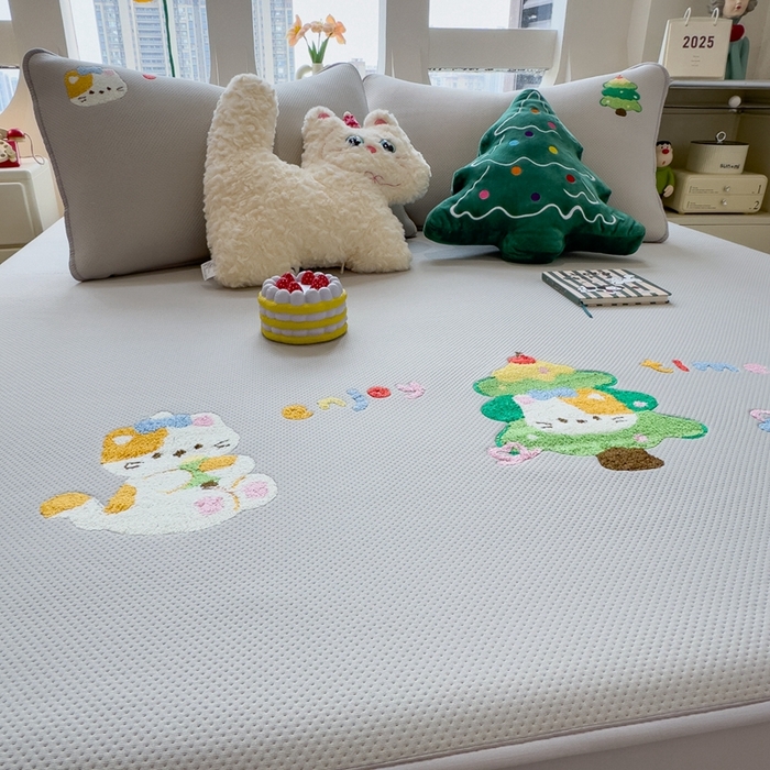 91家纺网 家纺一手货源 找家纺 （总）莱家富 2025新款A类彩绒棉毛巾绣夹棉床笠三件套单床笠