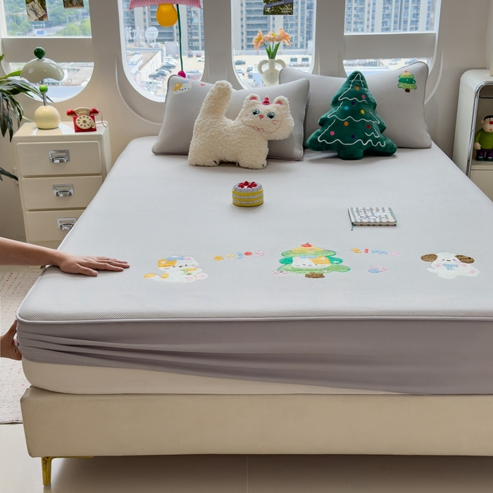 91家纺网 家纺一手货源 找家纺 莱家富 2025新款A类彩绒棉毛巾绣夹棉床笠三件套单床笠 萌趣伙伴-高级灰