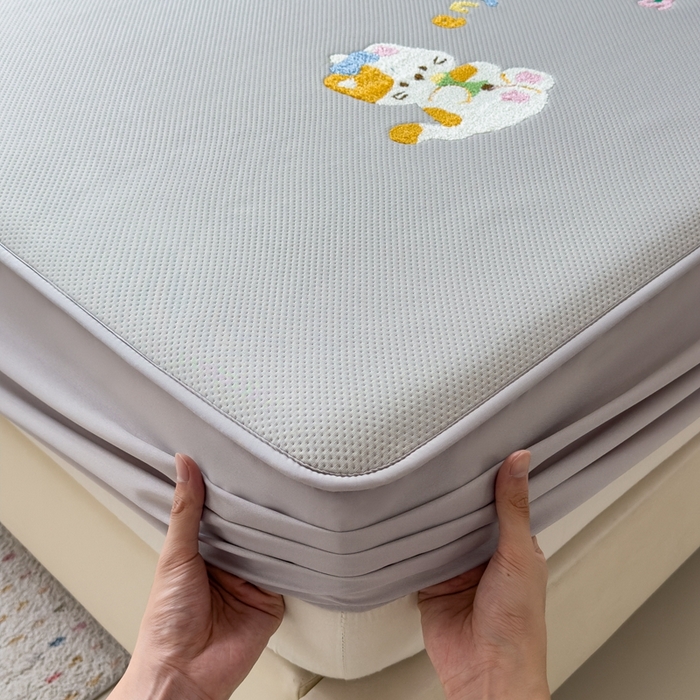 91家纺网 家纺一手货源 找家纺 莱家富 2025新款A类彩绒棉毛巾绣夹棉床笠三件套单床笠 萌趣伙伴-高级灰