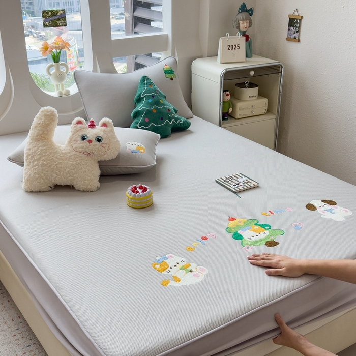 91家纺网 家纺一手货源 找家纺 莱家富 2025新款A类彩绒棉毛巾绣夹棉床笠三件套单床笠 萌趣伙伴-高级灰