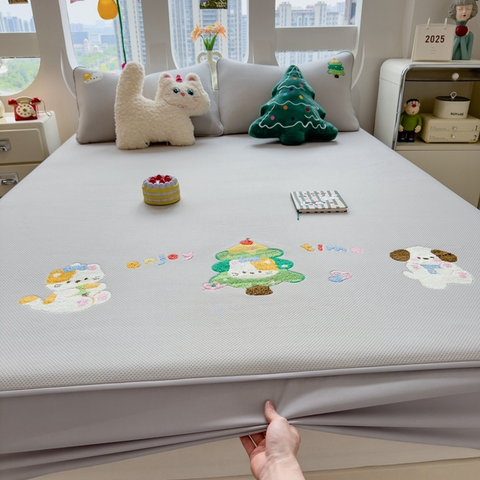 91家纺网 家纺一手货源 找家纺 莱家富 2025新款A类彩绒棉毛巾绣夹棉床笠三件套单床笠 萌趣伙伴-高级灰