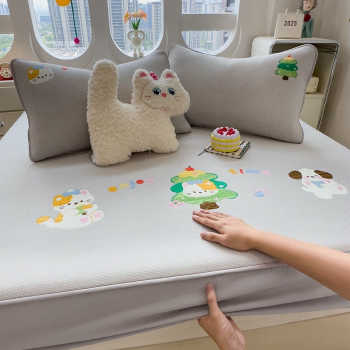 91家纺网 家纺一手货源 找家纺 莱家富 2025新款A类彩绒棉毛巾绣夹棉床笠三件套单床笠 萌趣伙伴-高级灰