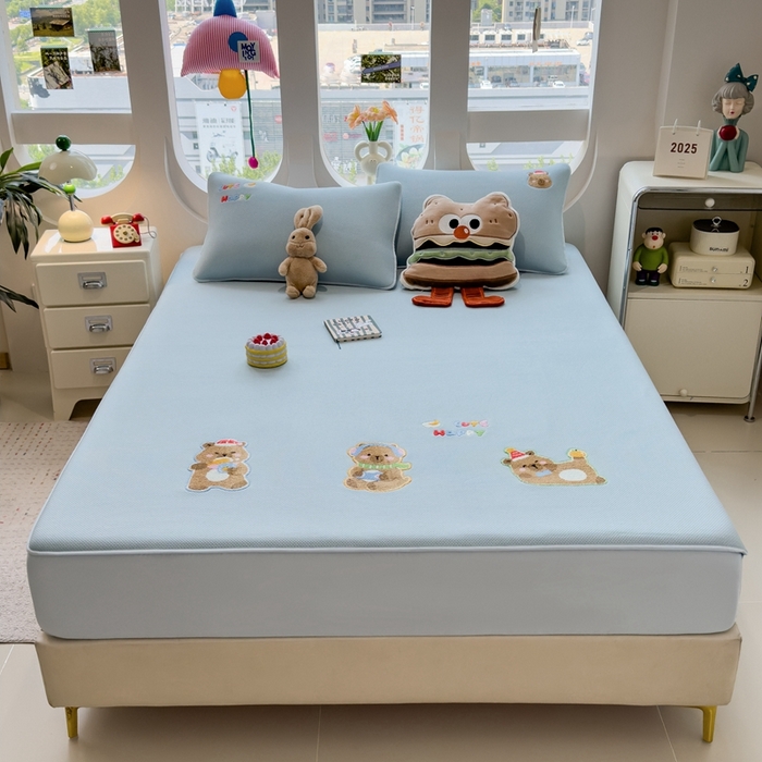 91家纺网 家纺一手货源 找家纺 莱家富 2025新款A类彩绒棉毛巾绣夹棉床笠三件套单床笠 萌趣卡皮巴拉-雾霭蓝