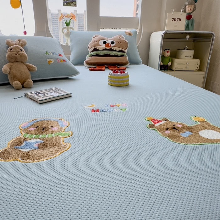 91家纺网 家纺一手货源 找家纺 莱家富 2025新款A类彩绒棉毛巾绣夹棉床笠三件套单床笠 萌趣卡皮巴拉-雾霭蓝