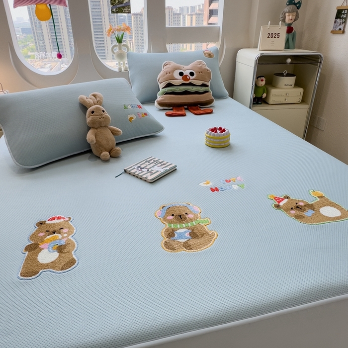 91家纺网 家纺一手货源 找家纺 莱家富 2025新款A类彩绒棉毛巾绣夹棉床笠三件套单床笠 萌趣卡皮巴拉-雾霭蓝