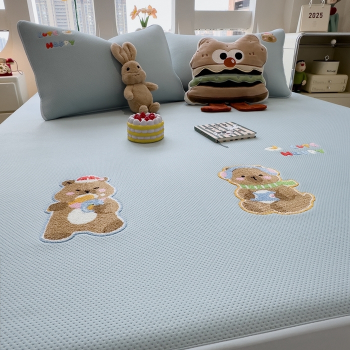 91家纺网 家纺一手货源 找家纺 莱家富 2025新款A类彩绒棉毛巾绣夹棉床笠三件套单床笠 萌趣卡皮巴拉-雾霭蓝