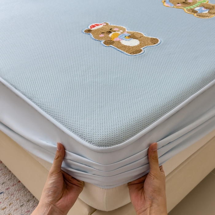 91家纺网 家纺一手货源 找家纺 莱家富 2025新款A类彩绒棉毛巾绣夹棉床笠三件套单床笠 萌趣卡皮巴拉-雾霭蓝