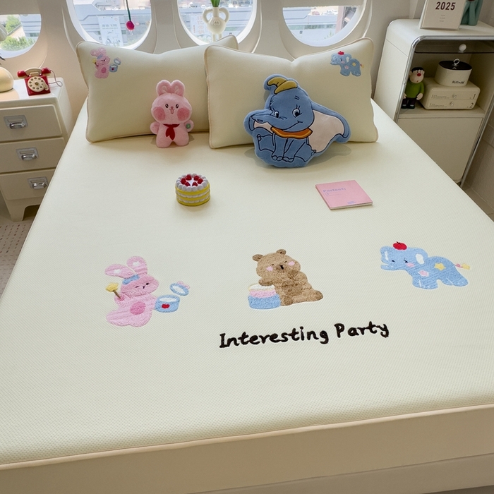 91家纺网 家纺一手货源 找家纺 莱家富 2025新款A类彩绒棉毛巾绣夹棉床笠三件套单床笠 萌友派对-奶油黄