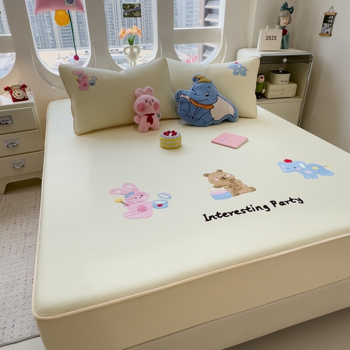 91家纺网 家纺一手货源 找家纺 莱家富 2025新款A类彩绒棉毛巾绣夹棉床笠三件套单床笠 萌友派对-奶油黄