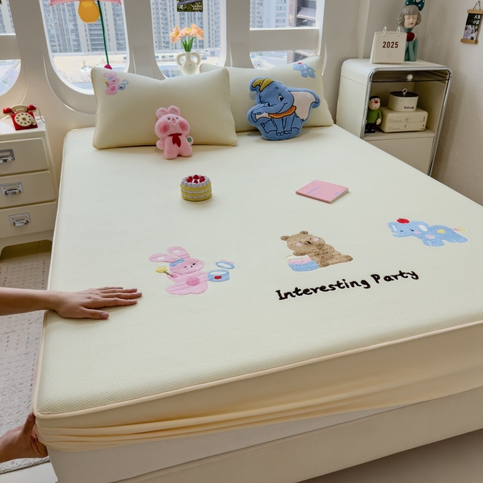 91家纺网 家纺一手货源 找家纺 莱家富 2025新款A类彩绒棉毛巾绣夹棉床笠三件套单床笠 萌友派对-奶油黄