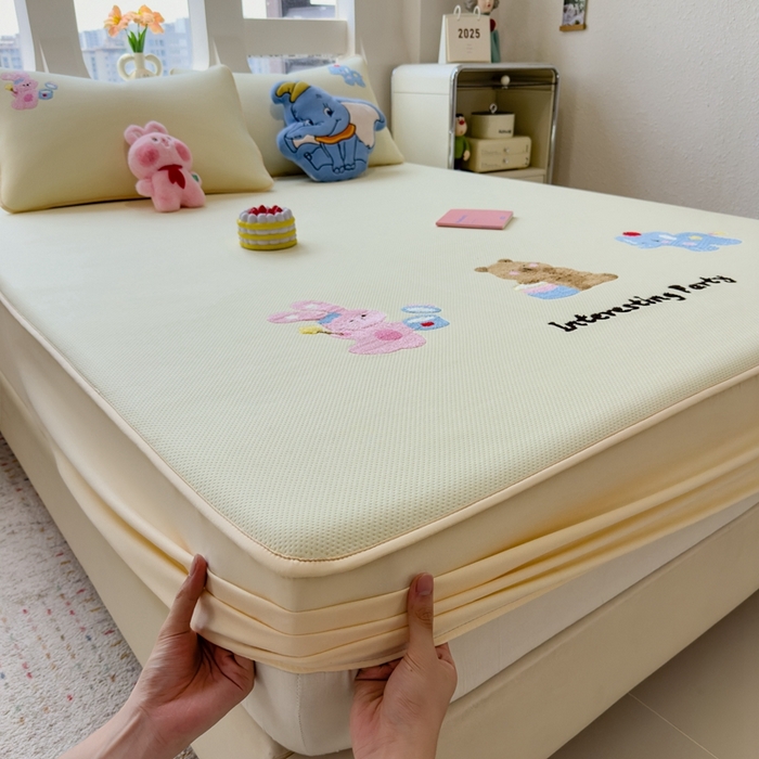 91家纺网 家纺一手货源 找家纺 莱家富 2025新款A类彩绒棉毛巾绣夹棉床笠三件套单床笠 萌友派对-奶油黄