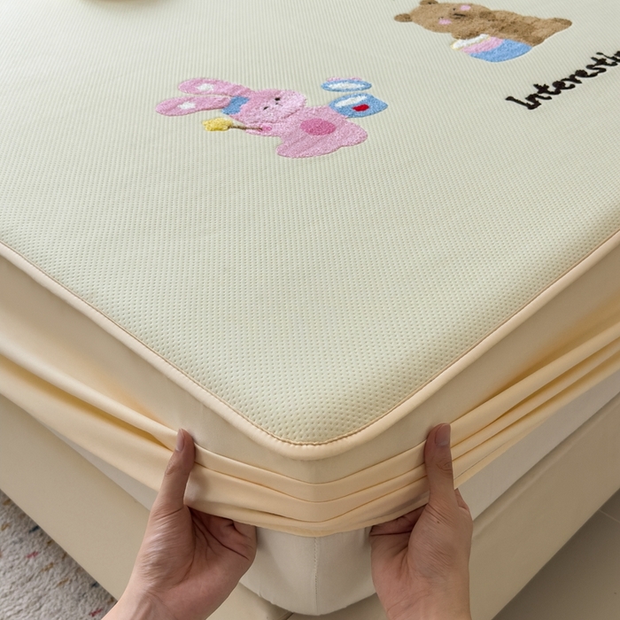 91家纺网 家纺一手货源 找家纺 莱家富 2025新款A类彩绒棉毛巾绣夹棉床笠三件套单床笠 萌友派对-奶油黄