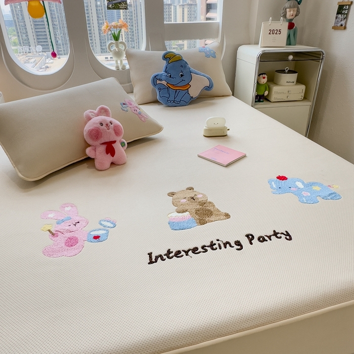 91家纺网 家纺一手货源 找家纺 莱家富 2025新款A类彩绒棉毛巾绣夹棉床笠三件套单床笠 萌友派对-雾栗咖