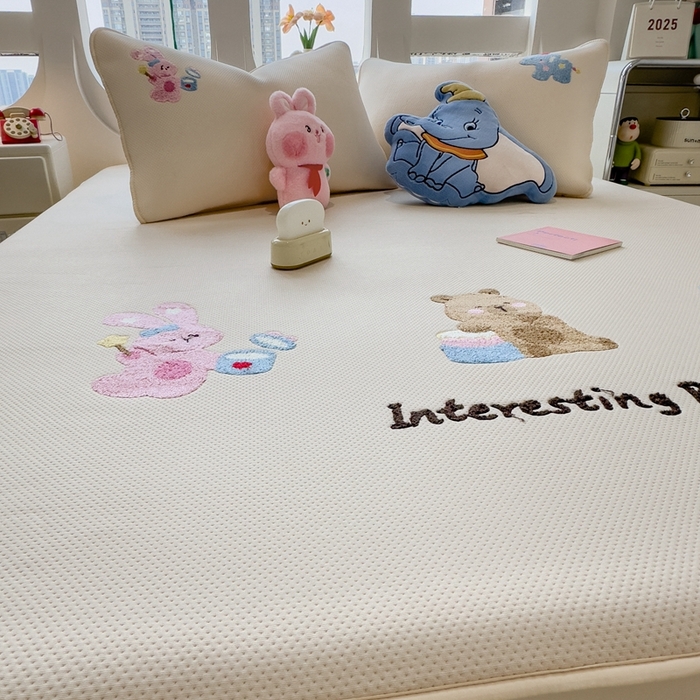 91家纺网 家纺一手货源 找家纺 莱家富 2025新款A类彩绒棉毛巾绣夹棉床笠三件套单床笠 萌友派对-雾栗咖