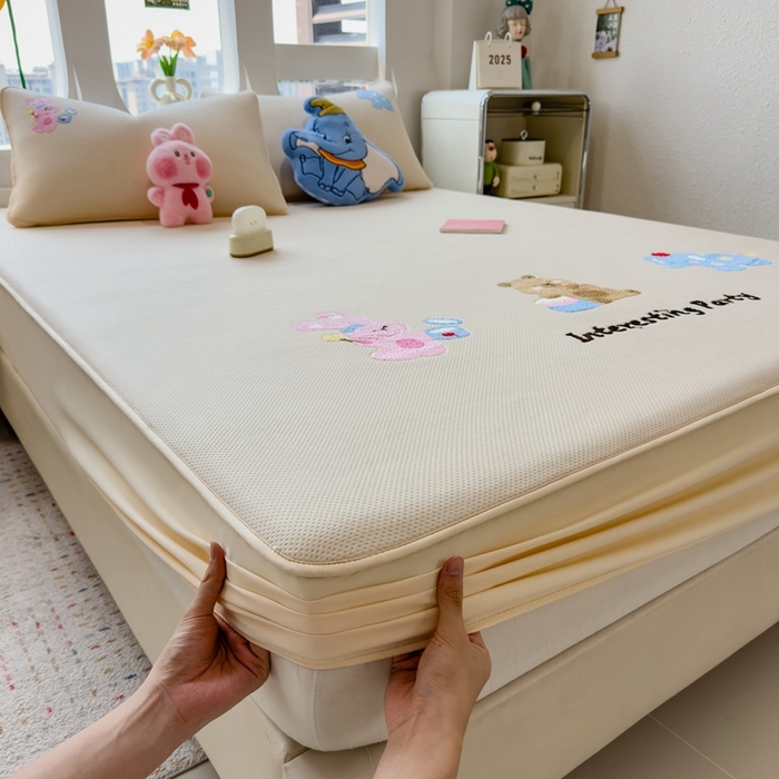 91家纺网 家纺一手货源 找家纺 莱家富 2025新款A类彩绒棉毛巾绣夹棉床笠三件套单床笠 萌友派对-雾栗咖