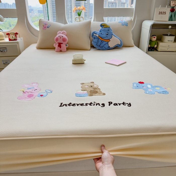 91家纺网 家纺一手货源 找家纺 莱家富 2025新款A类彩绒棉毛巾绣夹棉床笠三件套单床笠 萌友派对-雾栗咖