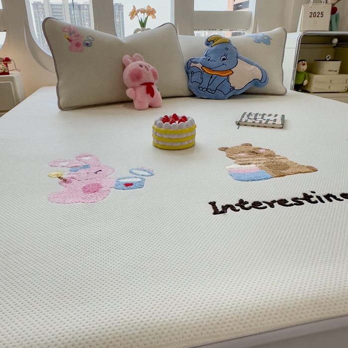 91家纺网 家纺一手货源 找家纺 莱家富 2025新款A类彩绒棉毛巾绣夹棉床笠三件套单床笠 萌友派对-云絮米