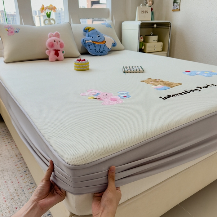 91家纺网 家纺一手货源 找家纺 莱家富 2025新款A类彩绒棉毛巾绣夹棉床笠三件套单床笠 萌友派对-云絮米