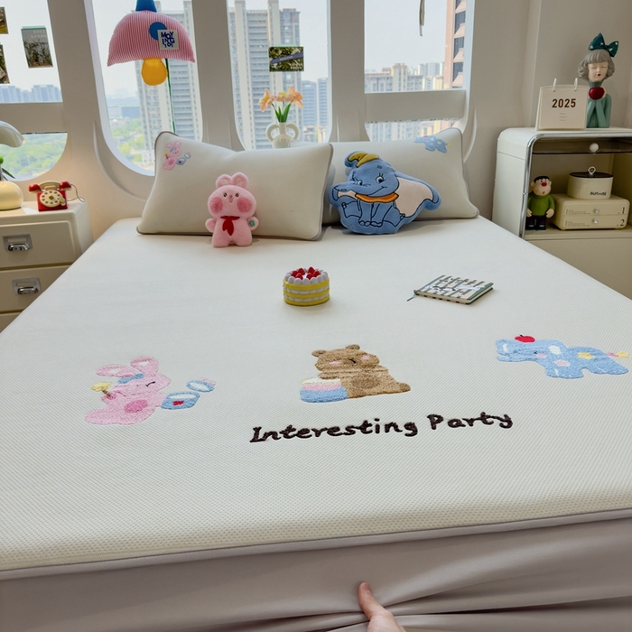 91家纺网 家纺一手货源 找家纺 莱家富 2025新款A类彩绒棉毛巾绣夹棉床笠三件套单床笠 萌友派对-云絮米