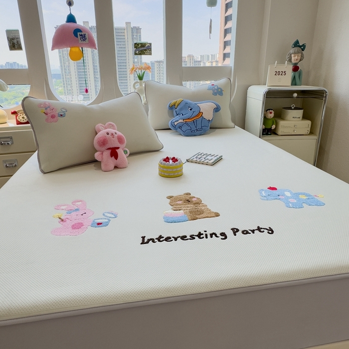 91家纺网 家纺一手货源 找家纺 莱家富 2025新款A类彩绒棉毛巾绣夹棉床笠三件套单床笠 萌友派对-云絮米