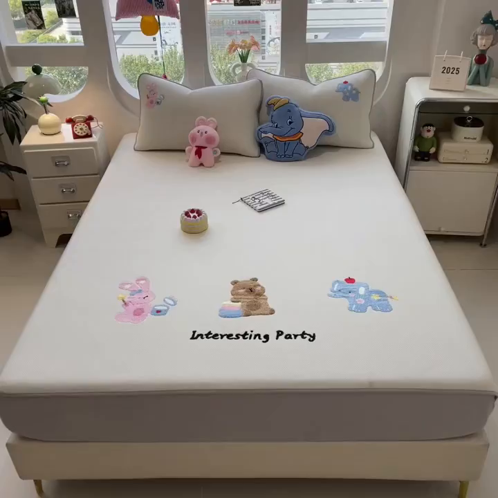 91家纺网 家纺一手货源 找家纺 莱家富 2025新款A类彩绒棉毛巾绣夹棉床笠三件套单床笠 萌友派对-云絮米