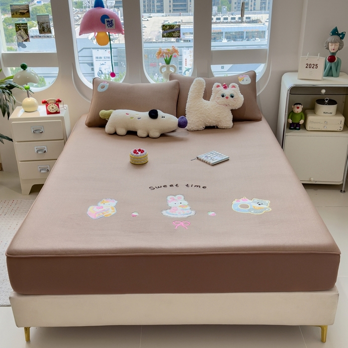 91家纺网 家纺一手货源 找家纺 莱家富 2025新款A类彩绒棉毛巾绣夹棉床笠三件套单床笠 甜睡童话-绒布咖