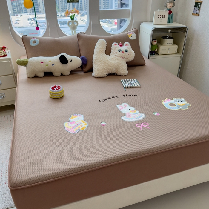 91家纺网 家纺一手货源 找家纺 莱家富 2025新款A类彩绒棉毛巾绣夹棉床笠三件套单床笠 甜睡童话-绒布咖