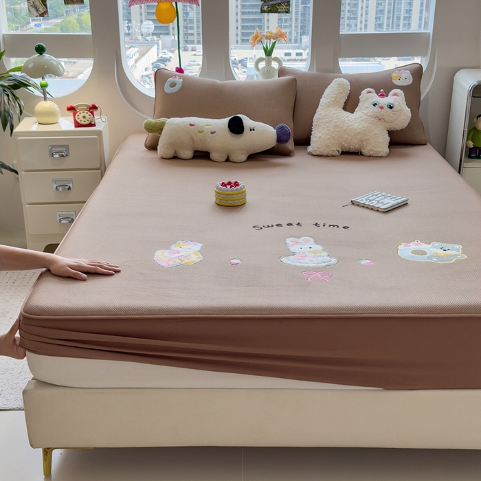 91家纺网 家纺一手货源 找家纺 莱家富 2025新款A类彩绒棉毛巾绣夹棉床笠三件套单床笠 甜睡童话-绒布咖