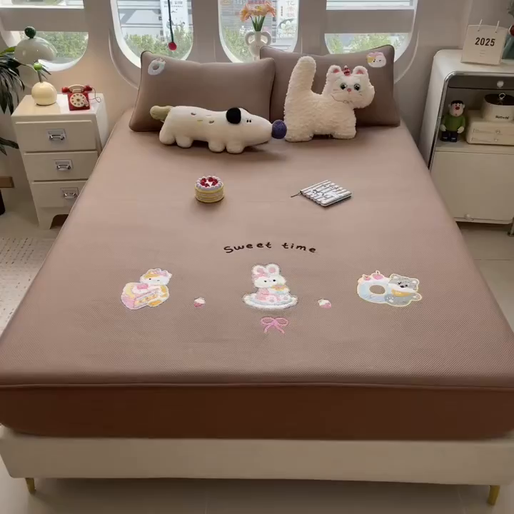 91家纺网 家纺一手货源 找家纺 莱家富 2025新款A类彩绒棉毛巾绣夹棉床笠三件套单床笠 甜睡童话-绒布咖