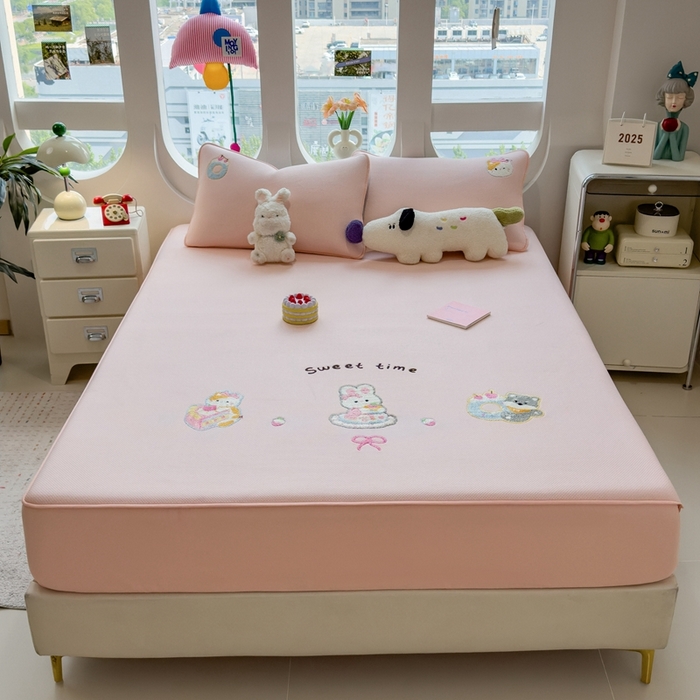 91家纺网 家纺一手货源 找家纺 莱家富 2025新款A类彩绒棉毛巾绣夹棉床笠三件套单床笠 甜睡童话-樱雾粉