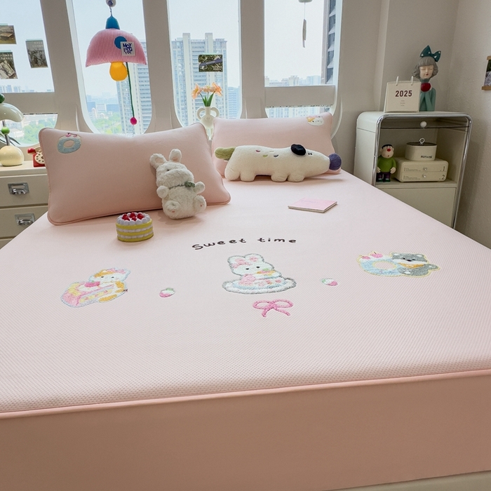 91家纺网 家纺一手货源 找家纺 莱家富 2025新款A类彩绒棉毛巾绣夹棉床笠三件套单床笠 甜睡童话-樱雾粉