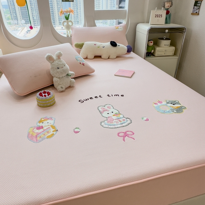 91家纺网 家纺一手货源 找家纺 莱家富 2025新款A类彩绒棉毛巾绣夹棉床笠三件套单床笠 甜睡童话-樱雾粉